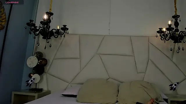 Aitana Hilton  online show from November 2, 2025, 11:45 am