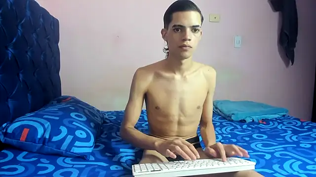 Latinos 2001 online show from March 25, 2026, 12:38 am