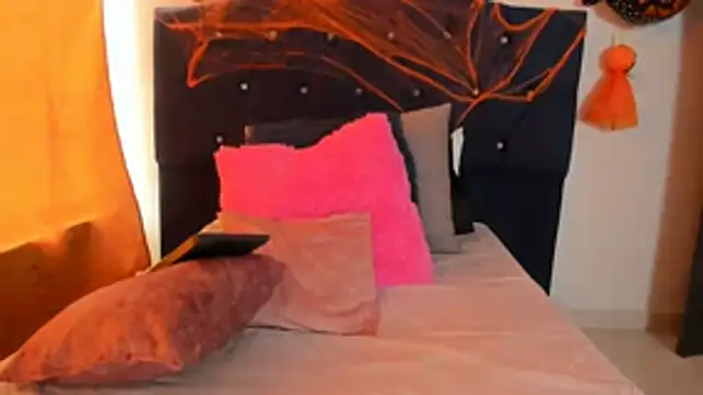 thamara226 online show from October 18, 2025, 2:51 pm