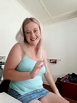 Snapshot of Vintasia chatting on December 22, 2025, 11:18 am Vintasia online show from December 22, 2025, 11:18 am