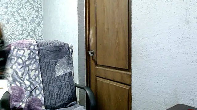 Snapshot of LauraBlan chatting on December 5, 2024, 8:33 pm LauraBlan online show from December 5, 2024, 8:33 pm