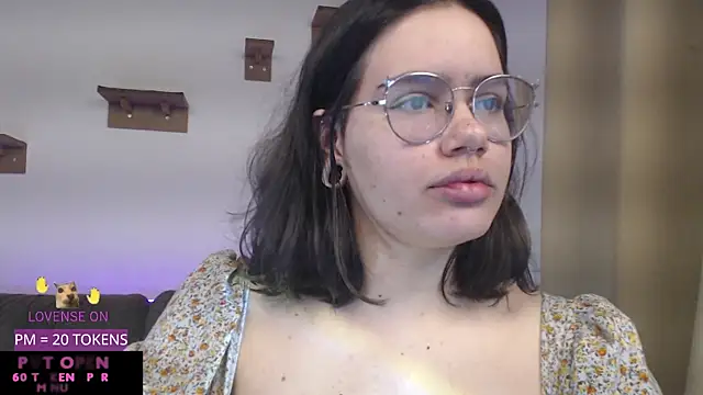 crystalll room online show from May 22, 2026, 5:14 am