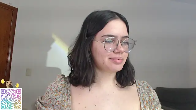 Snapshot of crystalll_room chatting on July 6, 2026, 1:57 am crystalll room online show from July 6, 2026, 1:57 am