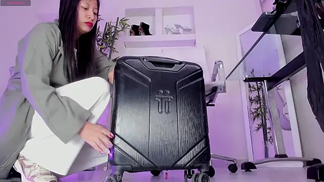 hannah howeell   online show from October 22, 2025, 10:15 am