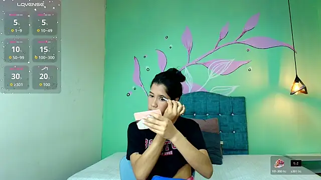 Snapshot of Connie_Bell chatting on October 17, 2025, 8:55 pm Connie Bell online show from October 17, 2025, 8:55 pm