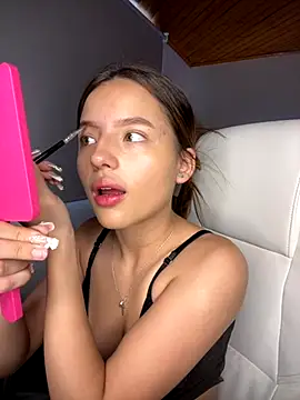 Snapshot of Sofia18_pinkk chatting on October 18, 2025, 7:47 pm Sofia18 pinkk online show from October 18, 2025, 7:47 pm