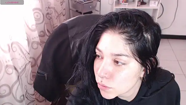sharonnleon online show from May 26, 2026, 2:13 pm