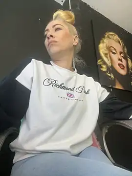 Snapshot of viktoria_davis_ chatting on October 1, 2025, 11:33 pm viktoria davis online show from October 1, 2025, 11:33 pm