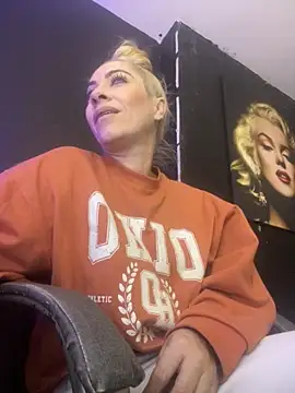 Snapshot of viktoria_davis_ chatting on October 9, 2025, 11:47 pm viktoria davis online show from October 9, 2025, 11:47 pm