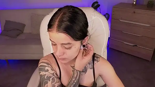 Nicole Foxx  online show from March 17, 2026, 7:50 pm