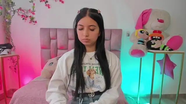 sofia  james online show from November 6, 2025, 7:04 pm