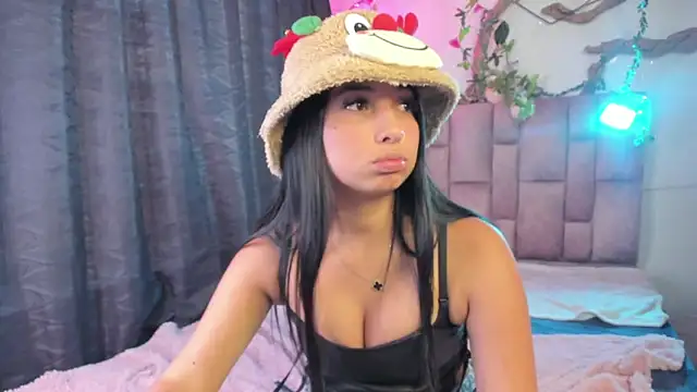 sofia  james online show from December 2, 2025, 9:21 pm