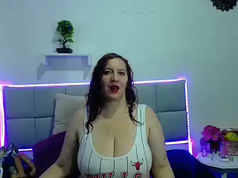 Snapshot of Madisson_Housse chatting on March 8, 2025, 4:45 am Madisson Housse online show from March 8, 2025, 4:45 am