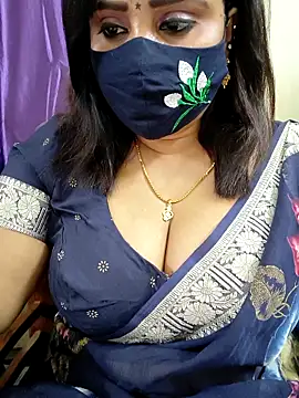 Queenflowerr online show from March 11, 2026, 6:47 pm