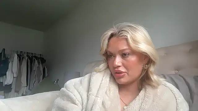 Snapshot of blissdimicco chatting on March 15, 2026, 12:44 pm blissdimicco online show from March 15, 2026, 12:44 pm