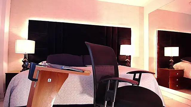 Simon Basset online show from March 21, 2025, 11:23 pm