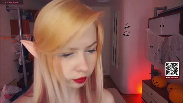 LynetHakes online show from October 29, 2025, 4:26 am