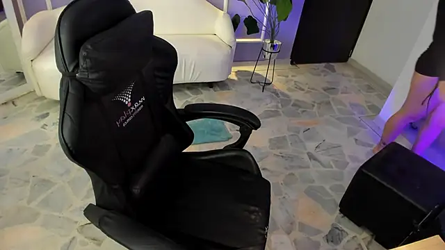 alaia greyy online show from September 12, 2025, 1:00 pm