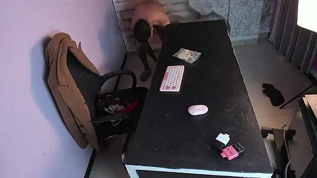 Snapshot of Nikki_and_Mayk chatting on February 21, 2025, 8:40 am Nikki and Mayk online show from February 21, 2025, 8:40 am