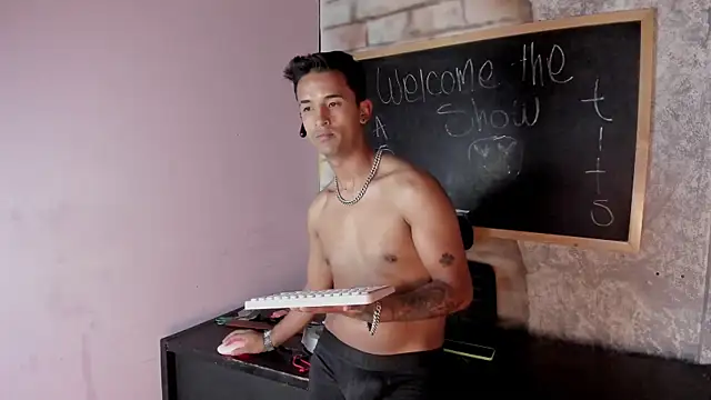 Snapshot of Nikki_and_Mayk chatting on March 4, 2025, 5:42 am Nikki and Mayk online show from March 4, 2025, 5:42 am