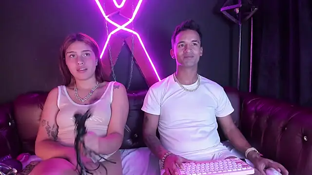 Snapshot of Nikki_and_Mayk chatting on March 7, 2025, 2:57 am Nikki and Mayk online show from March 7, 2025, 2:57 am