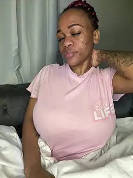 Boneca25 online show from July 8, 2026, 9:52 pm
