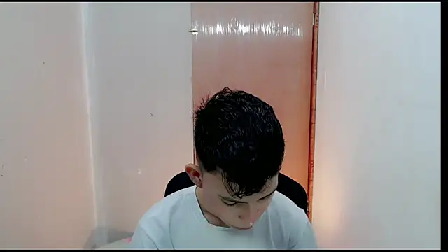 Snapshot of Alexxx_lov chatting on February 6, 2025, 12:26 pm Alexxx lov online show from February 6, 2025, 12:26 pm