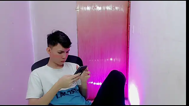 Snapshot of Alexxx_lov chatting on February 11, 2025, 12:27 pm Alexxx lov online show from February 11, 2025, 12:27 pm