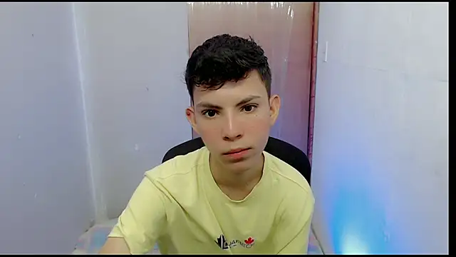 Snapshot of Alexxx_lov chatting on February 19, 2025, 12:33 pm Alexxx lov online show from February 19, 2025, 12:33 pm