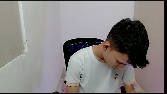 Snapshot of Alexxx_lov chatting on March 10, 2025, 12:26 pm Alexxx lov online show from March 10, 2025, 12:26 pm