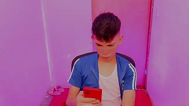 Snapshot of Alexxx_lov chatting on February 12, 2026, 12:33 pm Alexxx lov online show from February 12, 2026, 12:33 pm