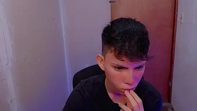 Snapshot of Alexxx_lov chatting on February 18, 2026, 12:23 pm Alexxx lov online show from February 18, 2026, 12:23 pm