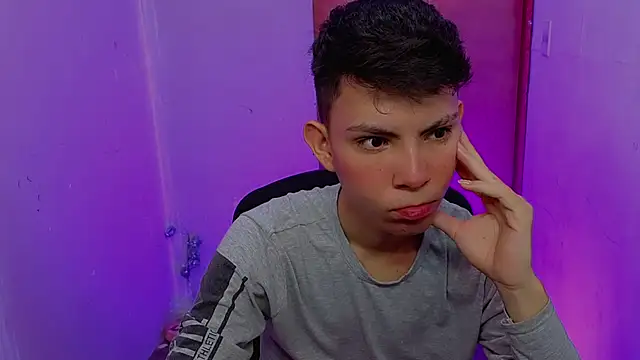 Snapshot of Alexxx_lov chatting on February 24, 2026, 12:14 pm Alexxx lov online show from February 24, 2026, 12:14 pm