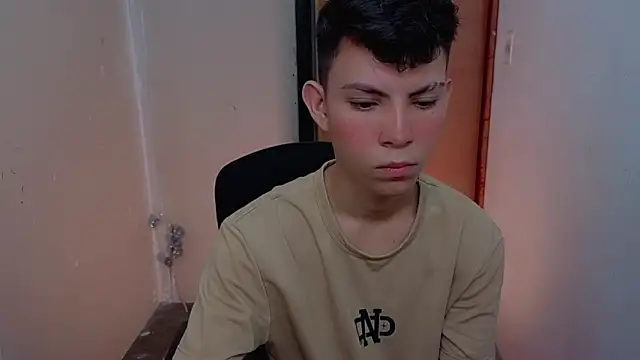 Snapshot of Alexxx_lov chatting on February 26, 2026, 12:26 pm Alexxx lov online show from February 26, 2026, 12:26 pm