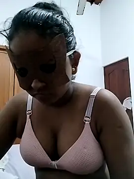 DiluQueen online show from February 25, 2025, 2:22 pm