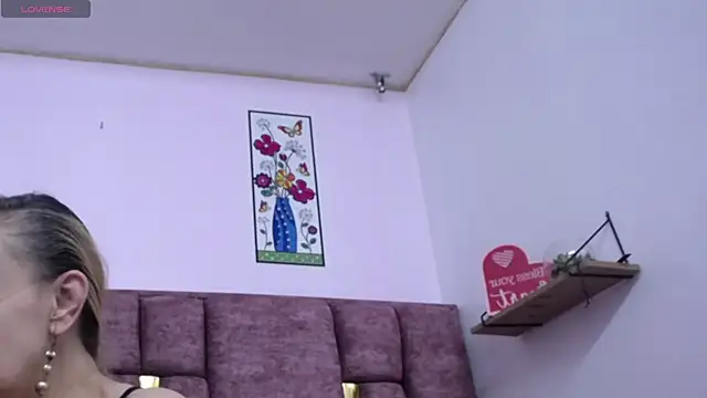 VICTORIAHANK  online show from April 18, 2026, 8:20 pm