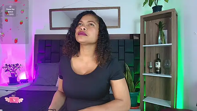 CamiilaReyes online show from April 10, 2026, 3:17 pm