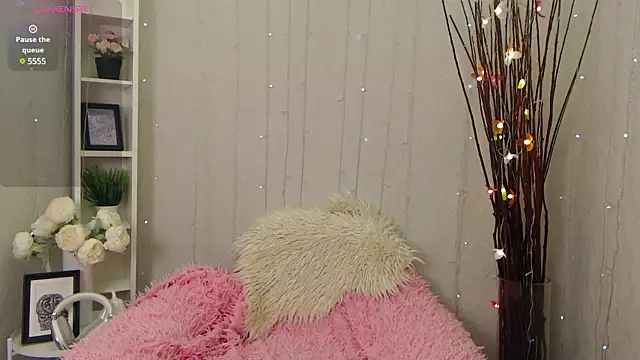 Snapshot of Holygirl_ chatting on March 13, 2025, 1:43 am Holygirl  online show from March 13, 2025, 1:43 am