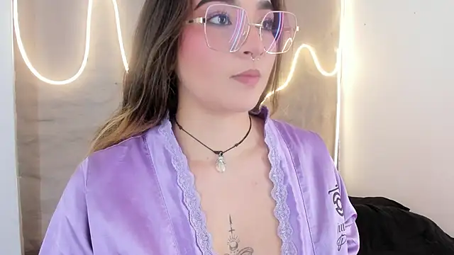 Shanntal  online show from February 19, 2026, 7:43 pm