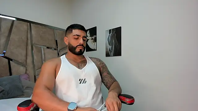 Snapshot of LeandroRusso chatting on February 6, 2025, 7:51 pm LeandroRusso online show from February 6, 2025, 7:51 pm