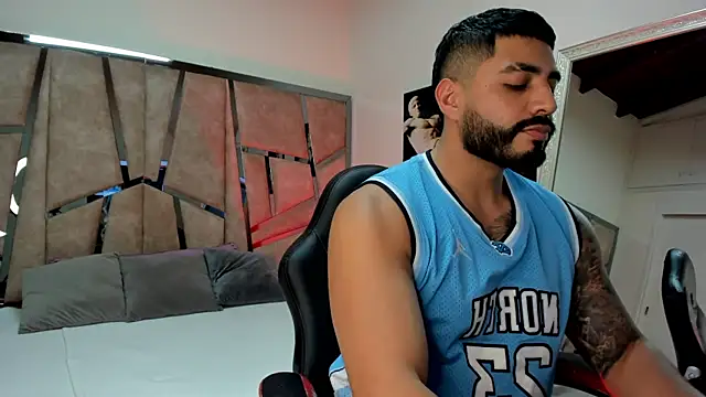 Snapshot of LeandroRusso chatting on February 10, 2025, 8:10 pm LeandroRusso online show from February 10, 2025, 8:10 pm