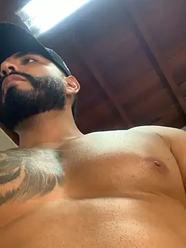 Snapshot of LeandroRusso chatting on February 26, 2025, 11:48 pm LeandroRusso online show from February 26, 2025, 11:48 pm