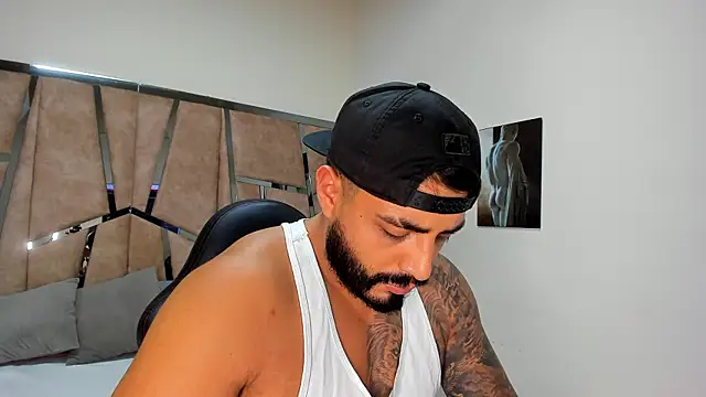 Snapshot of LeandroRusso chatting on March 9, 2025, 11:14 pm LeandroRusso online show from March 9, 2025, 11:14 pm