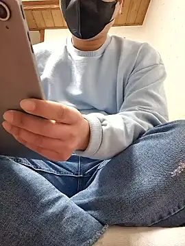 Tyyyggjju online show from December 22, 2025, 3:42 pm