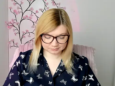 Snapshot of Lola_moree chatting on April 20, 2026, 11:35 am Lola moree online show from April 20, 2026, 11:35 am