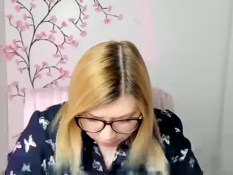 Snapshot of Lola_moree chatting on April 28, 2026, 11:37 am Lola moree online show from April 28, 2026, 11:37 am