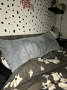 tempzzz12 online show from October 17, 2025, 8:06 am