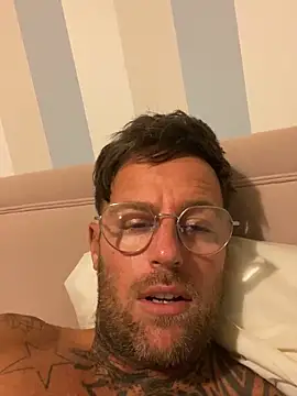 Snapshot of Jamesdeanmcqueen chatting on January 29, 2025, 7:11 pm Jamesdeanmcqueen online show from January 29, 2025, 7:11 pm