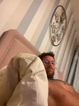 Snapshot of Jamesdeanmcqueen chatting on February 5, 2025, 11:17 pm Jamesdeanmcqueen online show from February 5, 2025, 11:17 pm