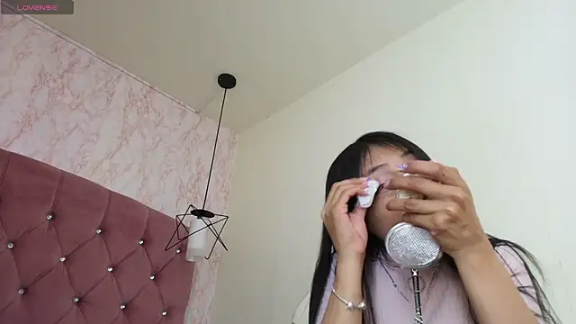 Raichell  online show from October 28, 2025, 4:05 am